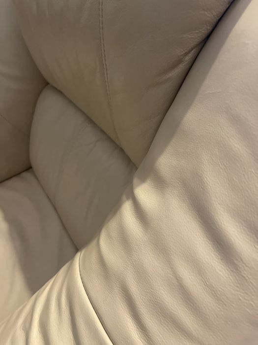 Sofa em pele bege