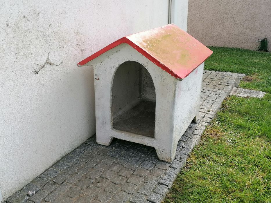 Casotas  em cimento (duas)
