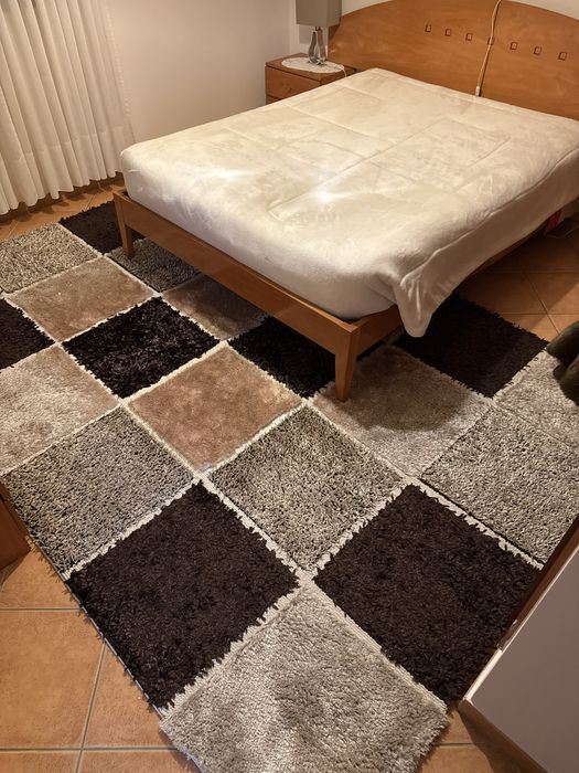 Tapete felpudo em tons castanhos e cinzento