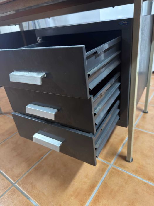 Secretária de escritório com gavetas