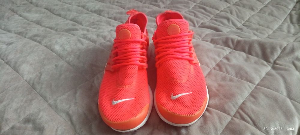Кросівки Nike оранжевого кольору