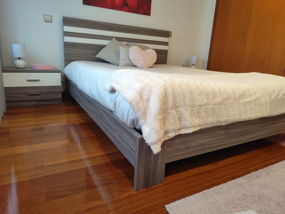 Cama + mesas de cabeceira