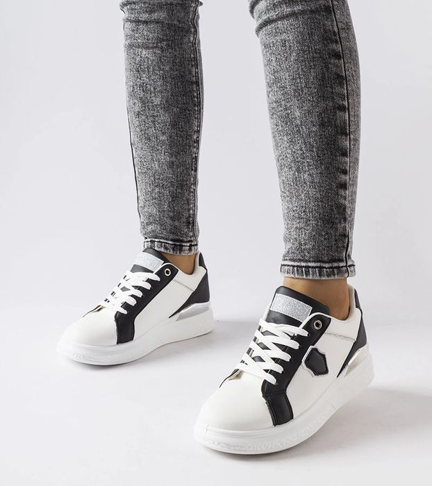 Biało-czarne sneakersy ze srebrnym akcentem Via