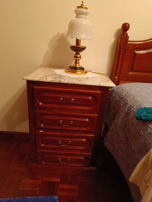 Mobília de quarto em cerejeira com tampos em pedra mármore