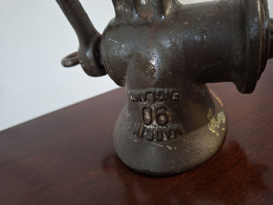 Antiga máquina de picar carne