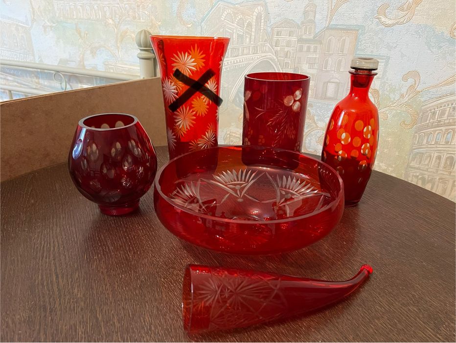 Изделия из красного и рубинового стекла.Ваза,конфетница,рог, графин