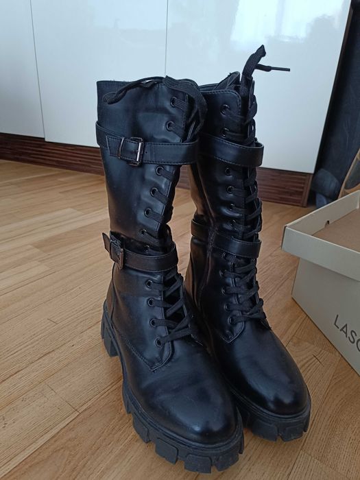 Damskie wysokie buty z paskami