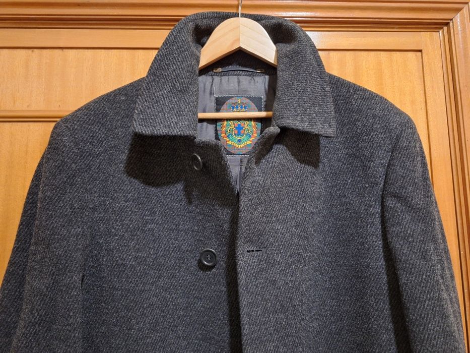 Sobretudo curto cinzento com muito pouco uso