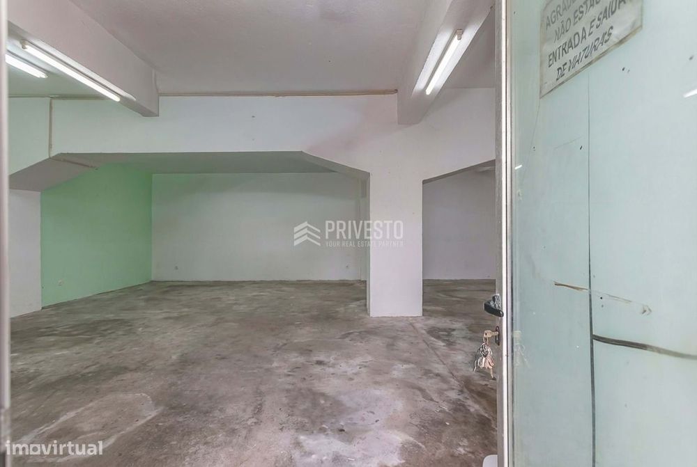 Garagem com Acesso Direto à Rua em Agualva-Cacém