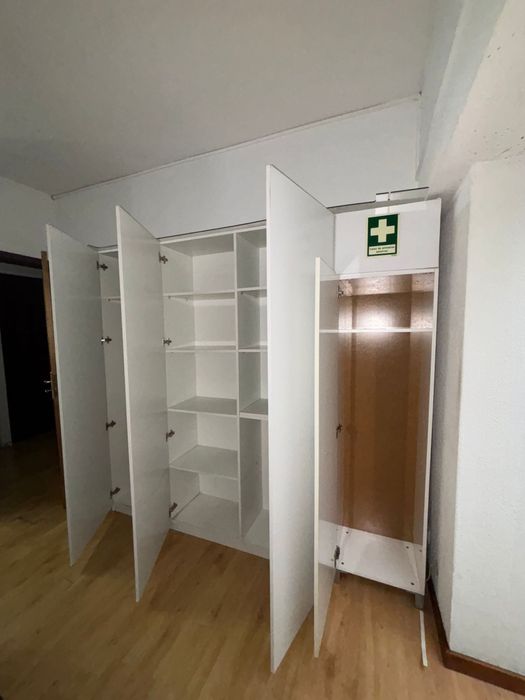 Armário branco portas