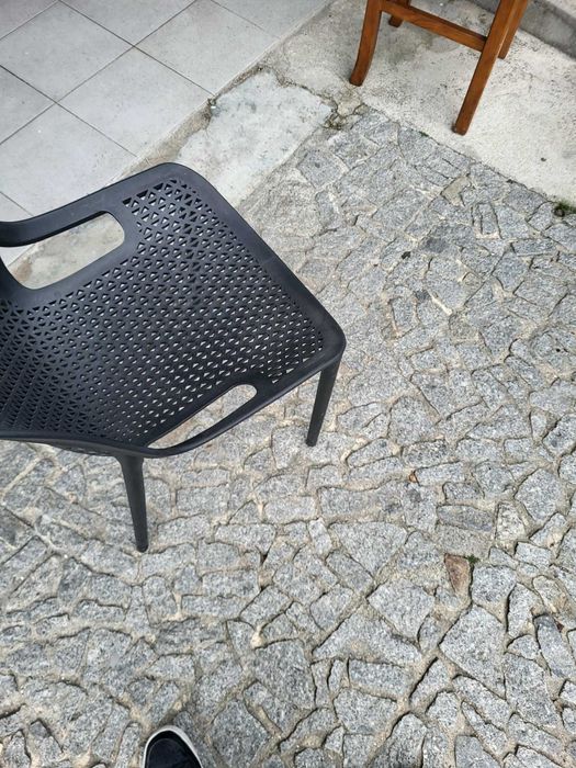 Cadeiras e mesas em plástico esplanada
