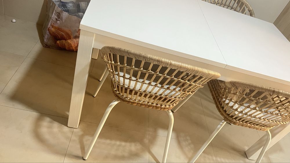 Mesa de jantar mais 4 cadeiras