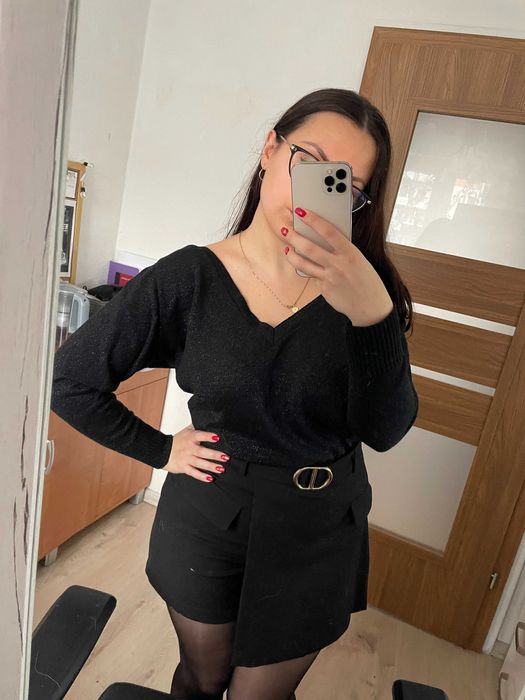 Czarny sweter z dekoltem w szpic z brokatem