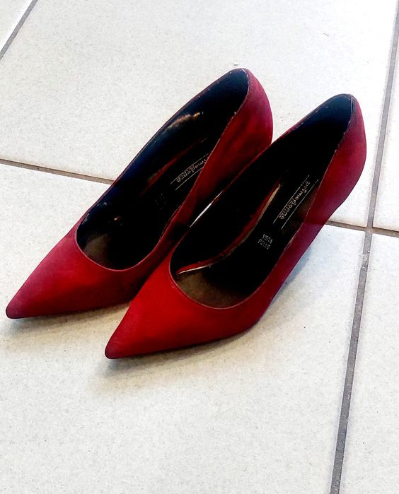 Piękne zamszowe szpilki Primadonna