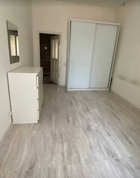 Велика, простора,3к -В хорошому районі з суперовим ремонтом, поверх ок