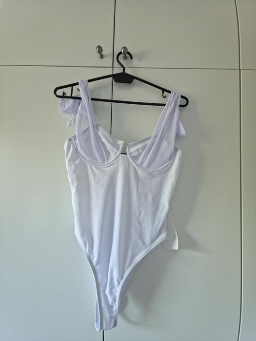 Białe jednoczęściowe body / strój kąpielowy z fiszbinami I wiązaniem  boohoo  36 S