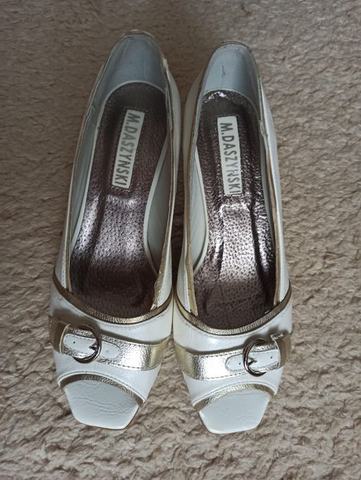 Buty białe ze srebrnym paskiem