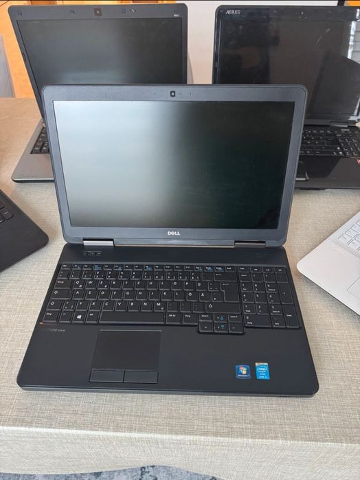 5 Laptops defeituosos (HP, Asus, Sony Vaio, Medion, Dell).