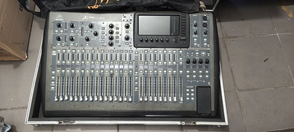 Behringer X32 (com rack)