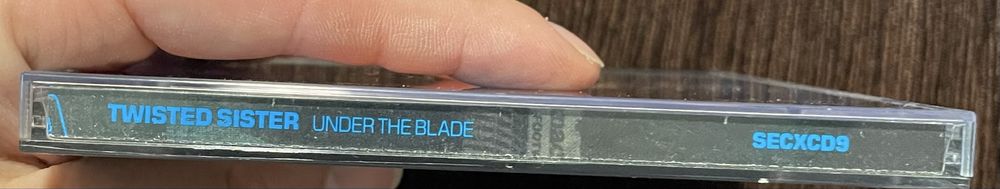 Twisted Sister – Under The Blade