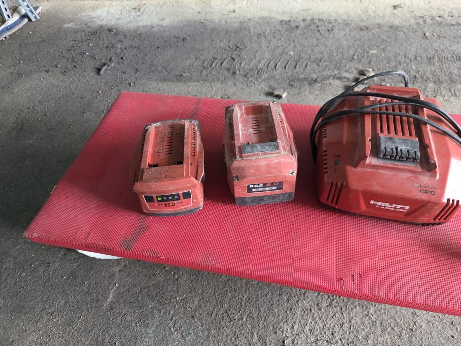 Ładowarka plus 2 uszkodzone baterie  Hilti