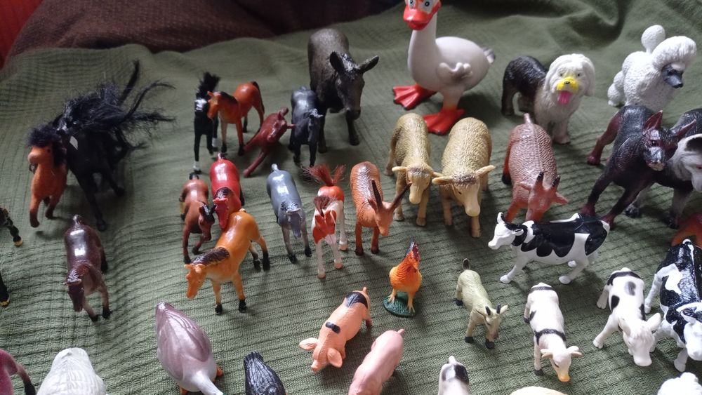 Figurki zwierzątka konie psy koty farma 80 elementów