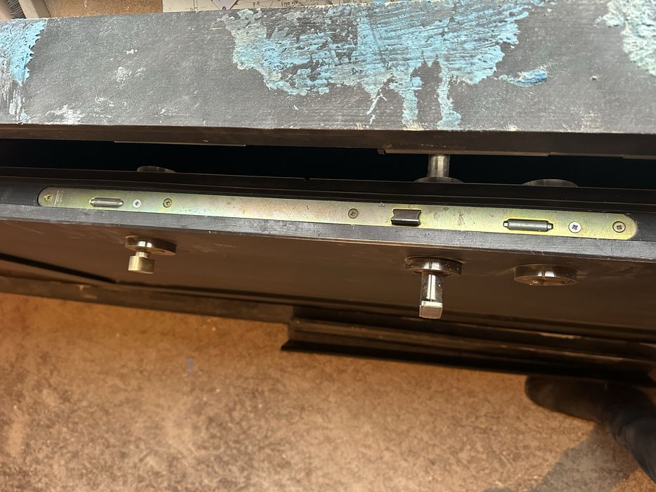 Drzwi wejściowe po demontażu z ościeżnicą