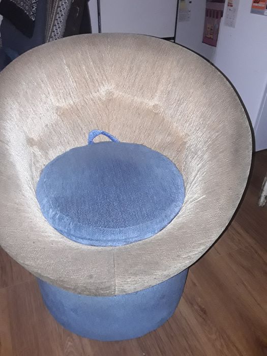 Dwie pufy z oparciem, otwierane