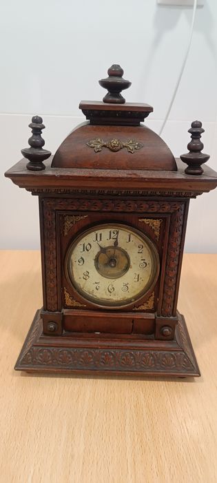 Relógio Antigo Junghans de Mesa em Madeira Entalhada