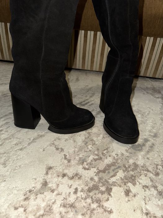 Зимові замшеві сапоги на підборах