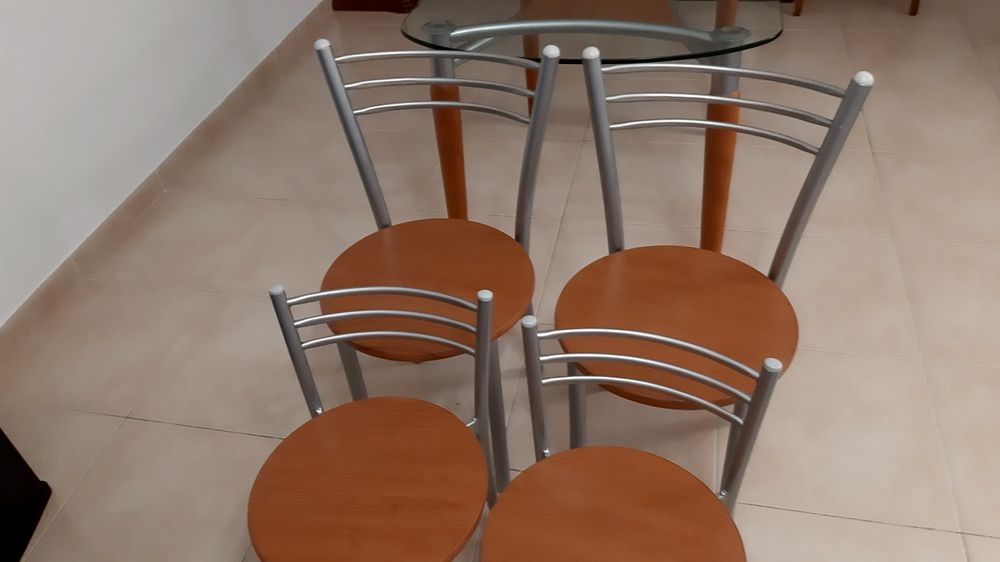 Mesa de cozinha em vidro e 4 cadeiras em bom estado.  Entrego grátis na zona de Lisboa