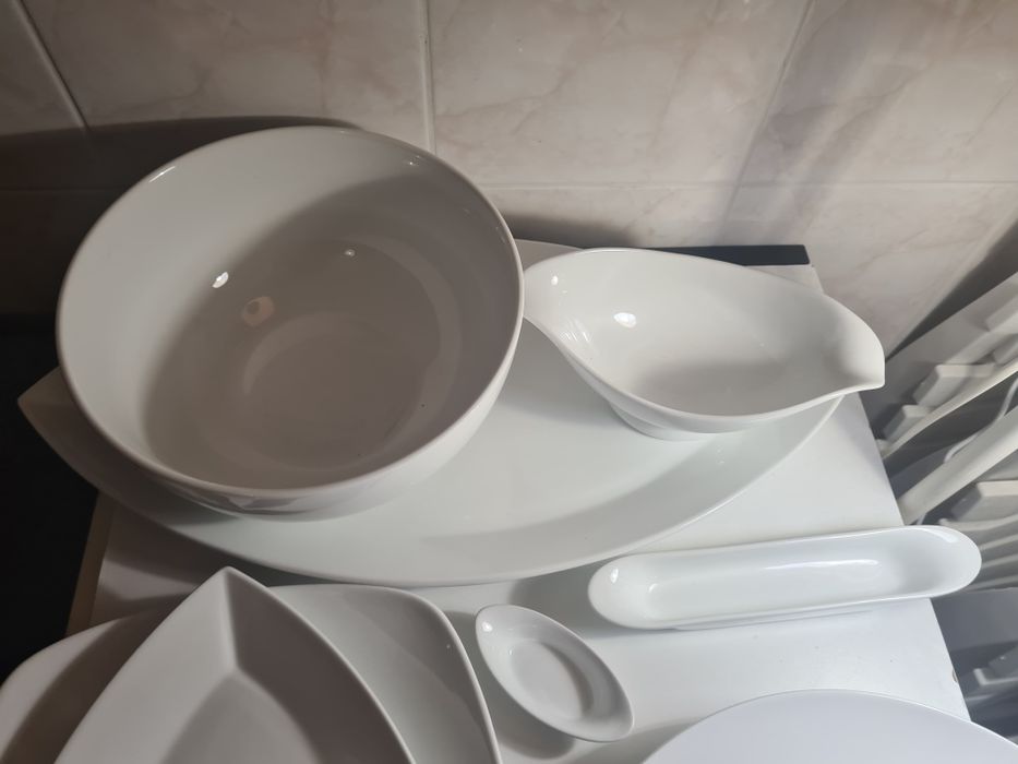 Serviço de jantar em porcelana para 12 pessoas