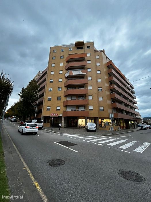 Arrenda-se apartamento T2 com duas casas de banho,  garagem e despensa