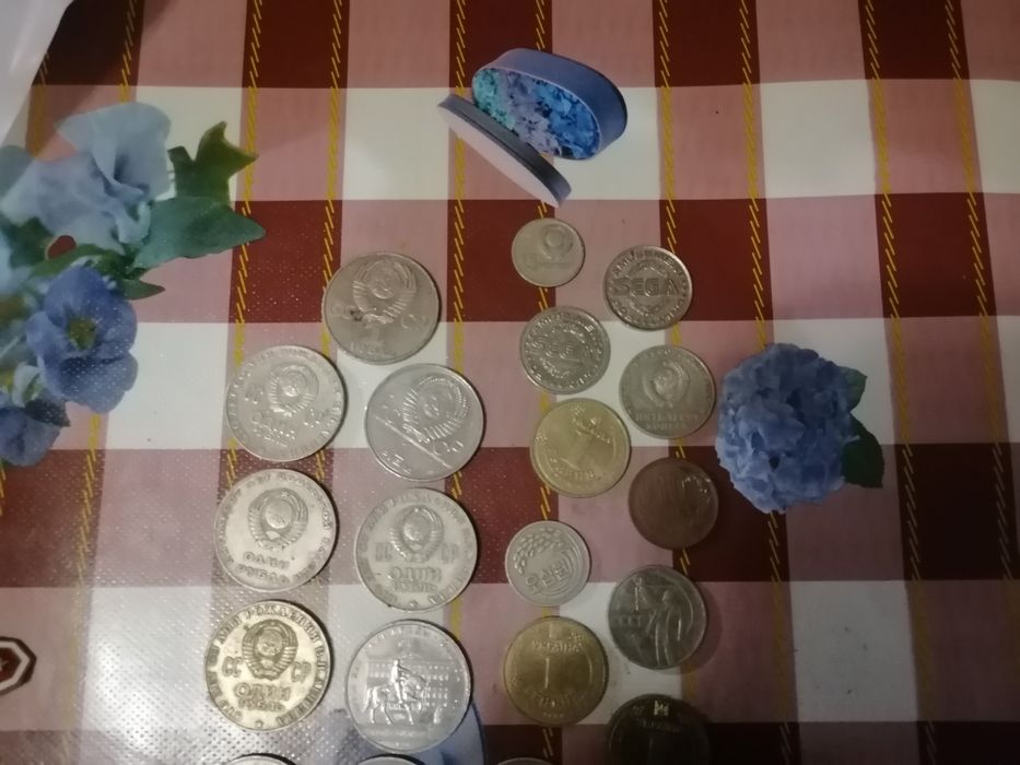 Продам монеты и значки