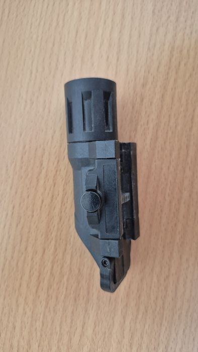 Latarka taktyczna asg militaria na szynę ris