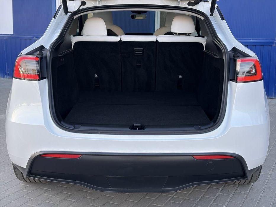 Tesla Model Y 2024 року