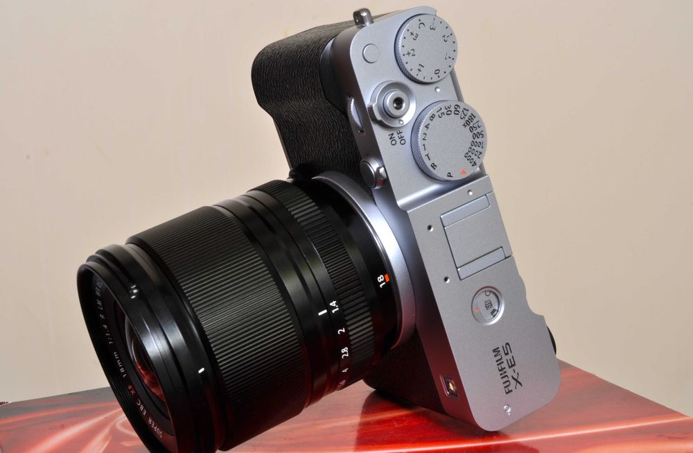 Fuji X-E5 novo + XF 18mm F: 1.4 R LM WR em garantia. Bateria extra.