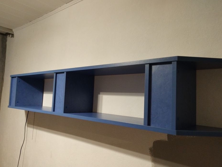 Półka wisząca niebieska z podświetleniem