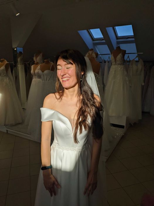 Suknia ślubna Vivien klasyczna z rozcięciem