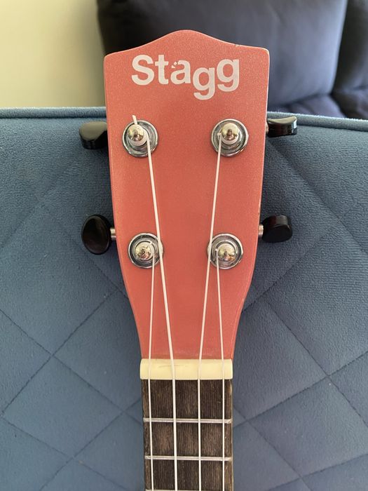 Ukulele Soprano Stagg + Bagg para carregar