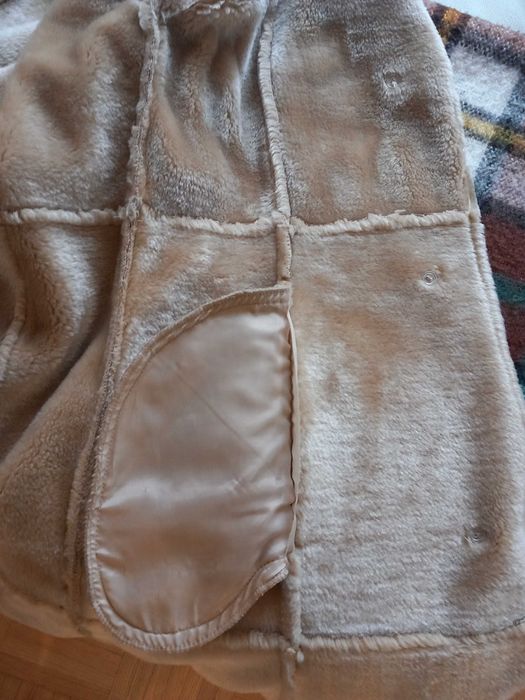 Cieply beżowy kożuch