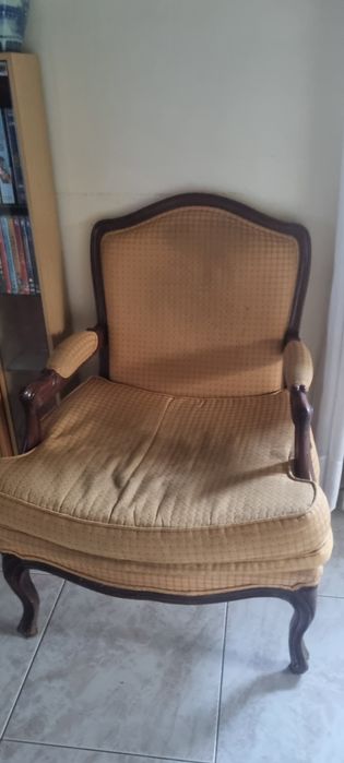 Cadeira tipo Bergère com apoio para os pés – madeira maciça e estofado