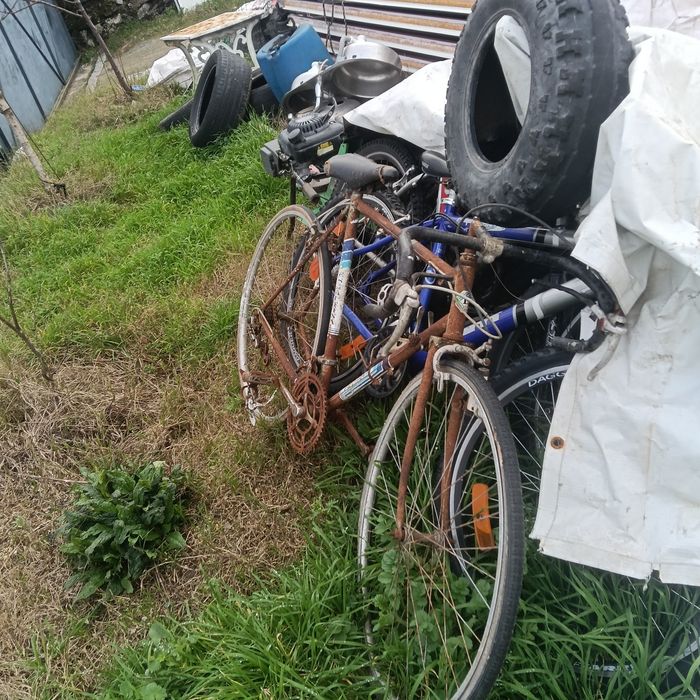 Bicicleta e aros de carro