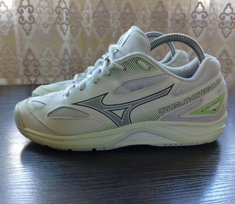 Кросівки жіночі Mizuno, для занять волейболом 37 (23,5 см). Виробник В'єтнам.