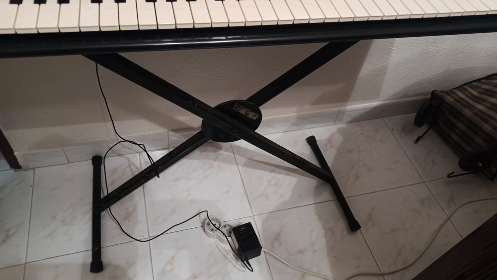 Teclado Yamaha PSR-47 – Vintage, completo e funcional

Órgão eletrónic