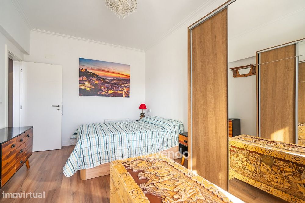 Apartamento T3+1 com áreas amplas e cozinha equipada, no Lumiar