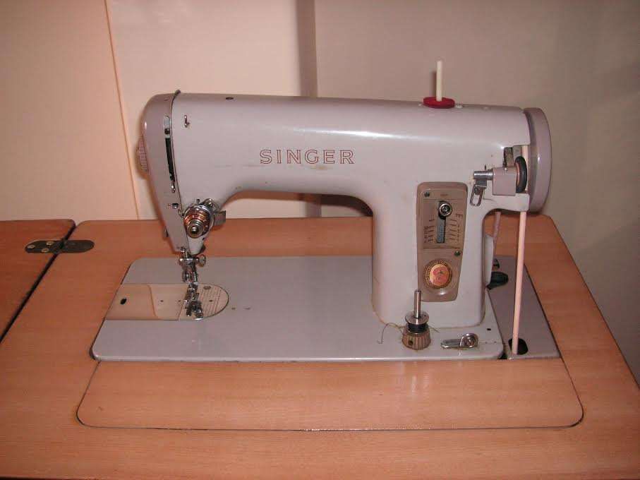 Máquina de Costura Singer com Móvel