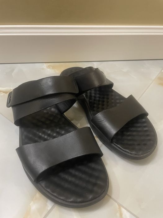 Продам босоніжки ESTRO