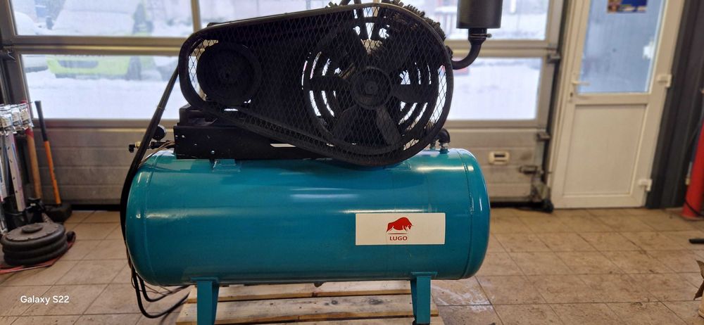 Sprężarka dwutłokowa olejowa 400 l.