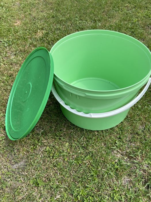 Wiadro plastikowe 10 litrowe z pokrywką.